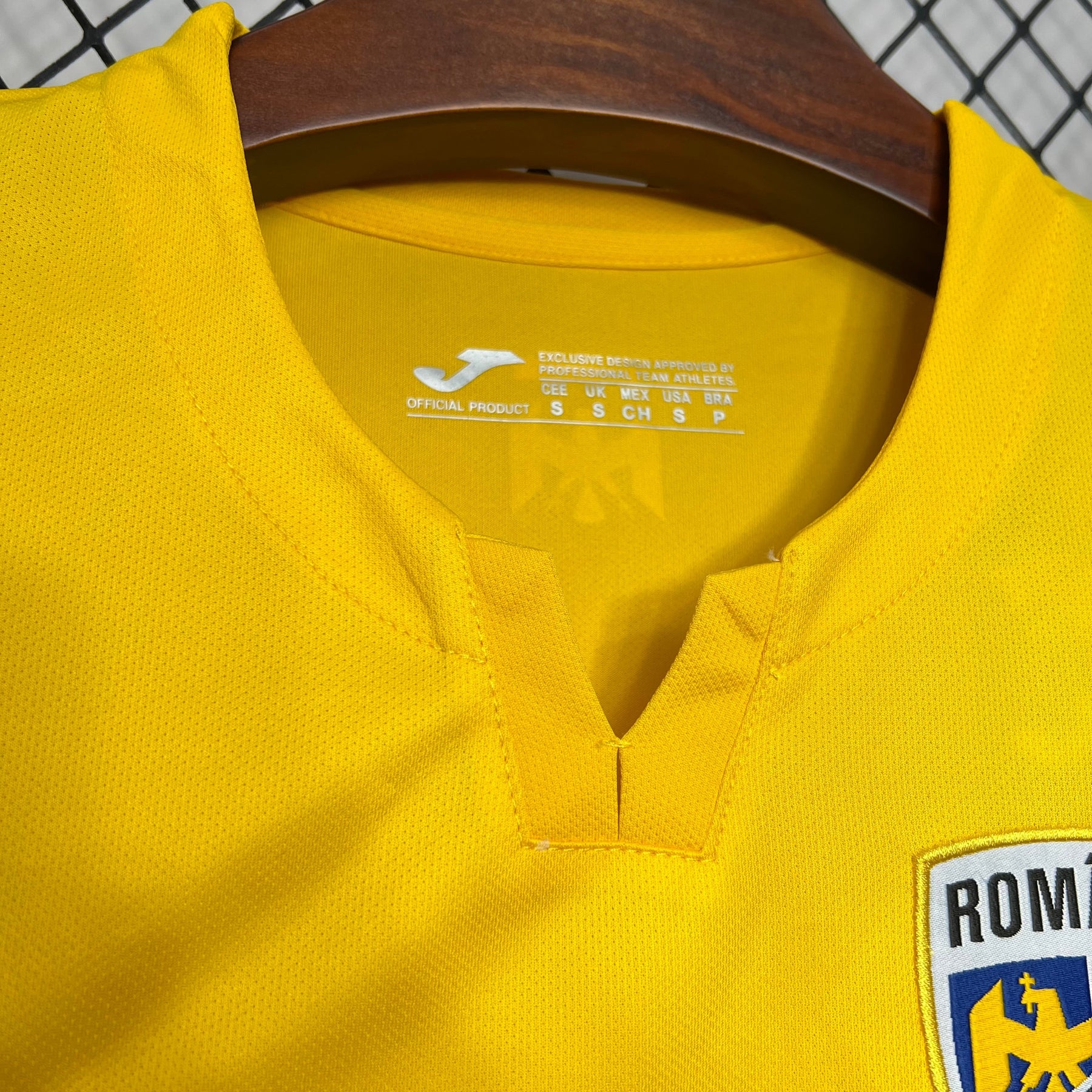 Camisa Romênia Home 24/25 - Versão (Torcedor) Masculina