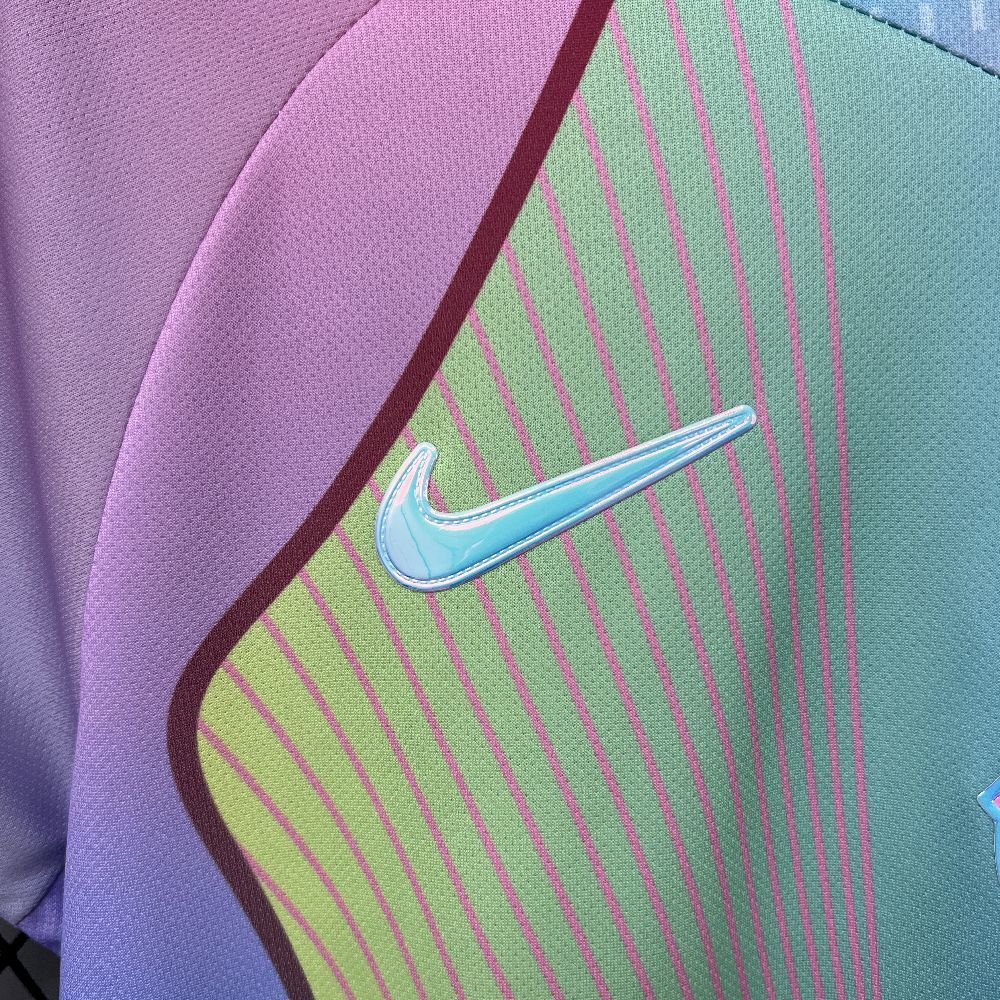 Camisa Barcelona 25/26 Edição Especial (Karol G) - (Torcedor)