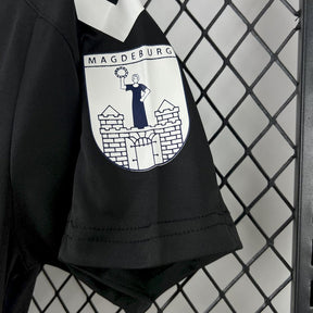 Camisa FC Magdeburg Black Edição-Comemorativa 24/25 - (Torcedor) Masculina