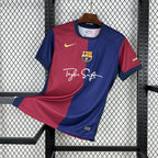 Camisa Barcelona 24/25 Home (Taylor Swift) - (Torcedor)